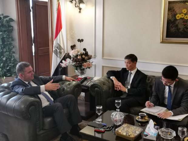 وزير قطاع الأعمال يبحث مع سفير الصين إنشاء أول مصنع سيارات كهربائية في مصر وزير قطاع الأعمال يبحث مع سفير الصين إنشاء أول مصنع سيارات كهربائية في مصر