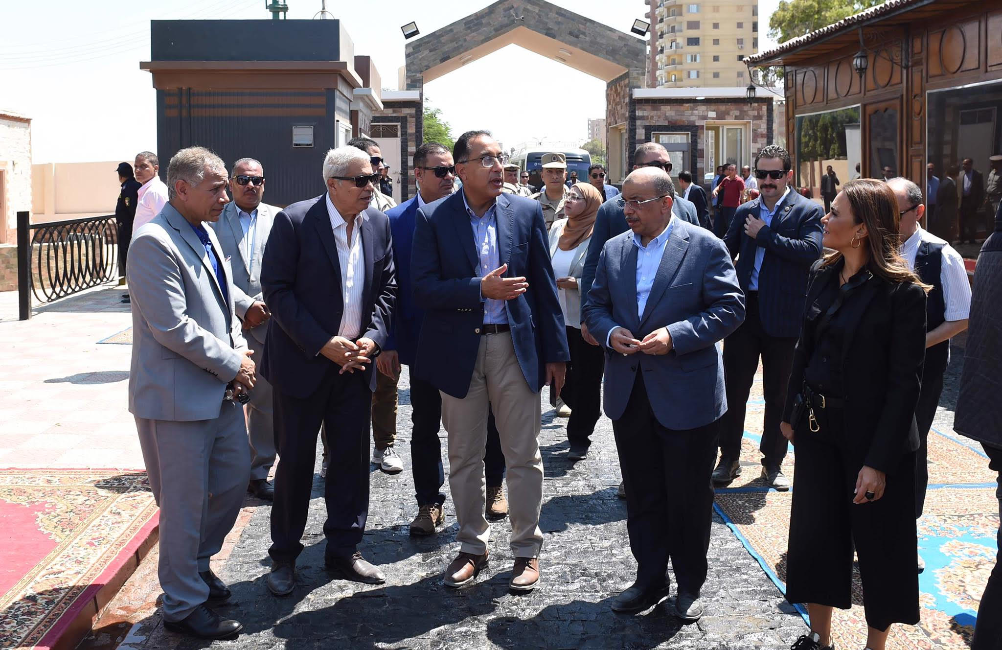 رئيس الوزراء يتفقد مشروع شارع مصر ويطالب بالاهتمام بالنظافة والصيانة رئيس الوزراء يتفقد مشروع شارع مصر ويطالب بالاهتمام بالنظافة والصيانة